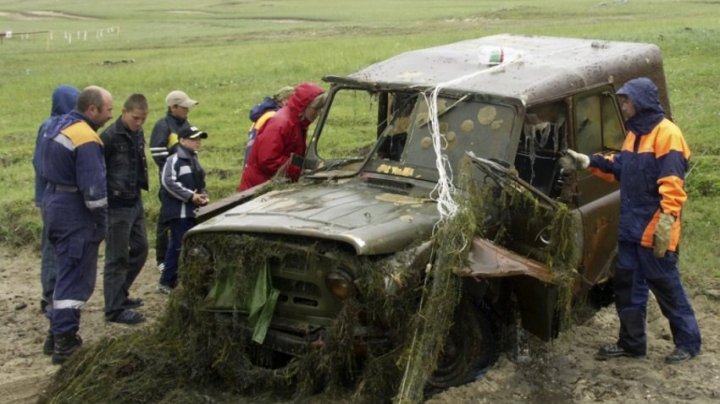 Черная дыра: Водолазы подняли со дна Байкала 92 автомобиля и самолет