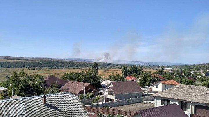 В Яловенах загорелась сухая трава, с пожаром борются три пожарных расчёта