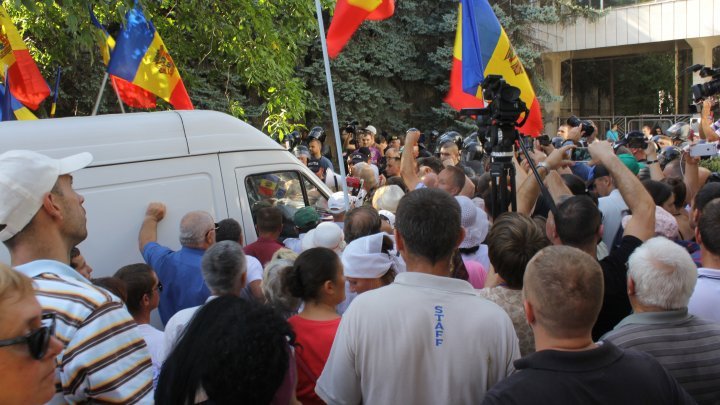 Во время протеста оппозиции микроавтобус въехал в толпу и направился к кордону полиции: видео