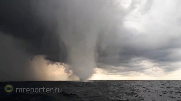 У побережья Хорватии туристы сняли на видео гигантский водяной смерч