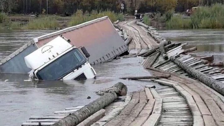 В Кемеровской области груженая фура обрушила мост