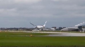 В аэропорту Австрии чуть не разбился пассажирский самолет из-за урагана "Герварт": видео
