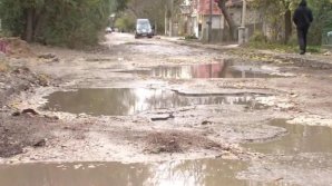 Разбитые дороги в Бельцах затрудняют движение даже спецтехнике