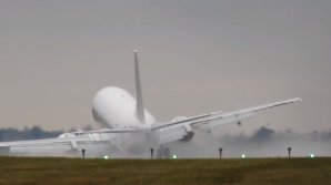 Самолет едва не разбился при страшной посадке в Праге: видео