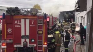 Крупный пожар в Москве: на юге столицы загорелся склад текстиля