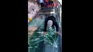 Экскурсовод испугался треснувшего под ногами стеклянного моста