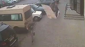 В Беларуси прохожий чудом увернулся от падающей бетонной плиты: видео