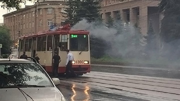 В Ярославле девушка засмотрелась в телефон и попала под трамвай