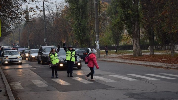 Ученики одного из кишиневских лицеев регулировали движение на столичных перекрёстках