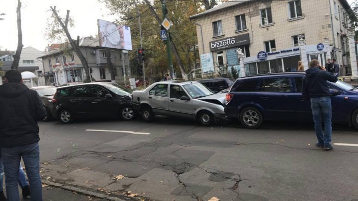 Цепная авария из пяти автомобилей произошла на улице Ион Крянгэ: фото 