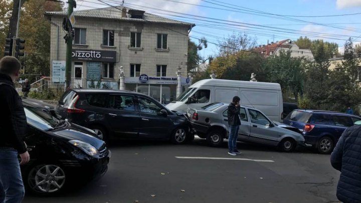 Цепная авария из пяти автомобилей произошла на улице Ион Крянгэ: фото 