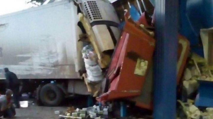 В Иркутской области фура протаранила придорожное кафе: шесть человек пострадали