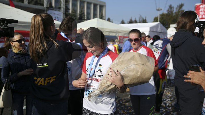 Девушке сделали предложение прямо во время Кишинёвского Марафона: фото