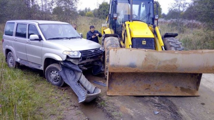 Фото: тракторист протаранил полицейскую машину, пытаясь помешать задержанию преступников