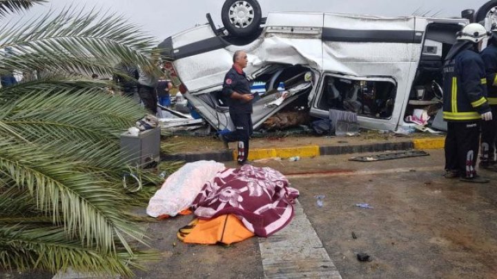 Фото: В Анталье перевернулся туристический автобус, есть погибшие