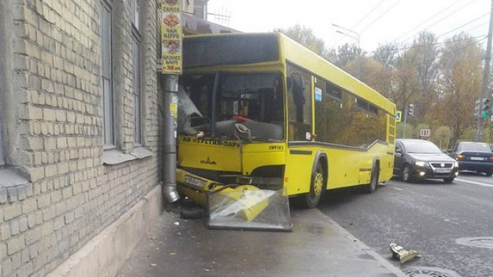 Фото: автобус влетел в дом в Петербурге