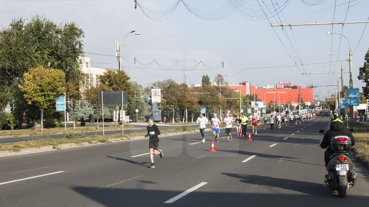 Тысячи людей принимают участие в международном Марафоне в Кишинёве: фото