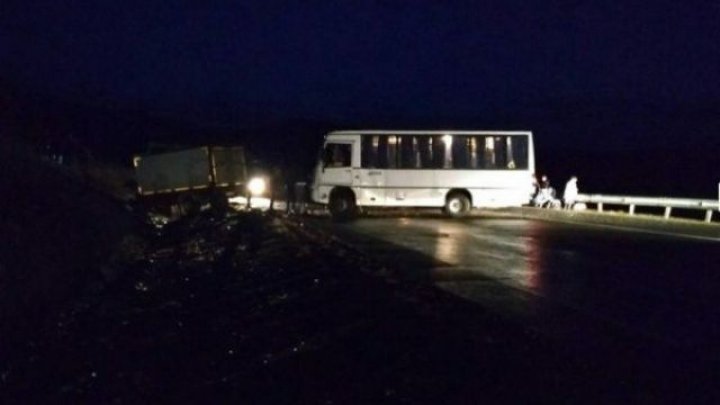 Фото с места смертельного ДТП с автобусом с детской спортивной командой под Читой