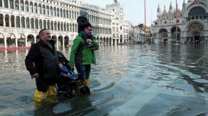 "Высокая вода" вернулась: Венецию затопило из-за шторма (ВИДЕО)