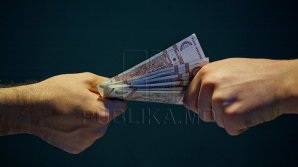 Двоих полицейских из Рышкан задержали за вымогательство 3000 леев