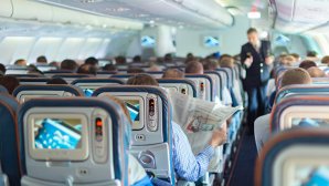 Видео: на борту Boeing началась паника после взрыва двигателя во время жесткой посадки