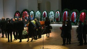 Несколько сотен человек пришли проститься с Хворостовским: видео