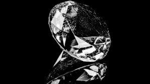 На аукционе в Гонконге продали редкий розовый бриллиант более чем за 32 миллиона долларов