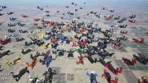 В Аризоне одновременно из десяти самолетов прыгнули 217 парашютистов