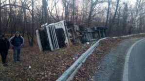 В Яссах перевернулся грузовик с яблоками из Молдовы