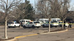 В Колорадо неизвестные расстреляли припаркованную у школы машину с женщиной и детьми