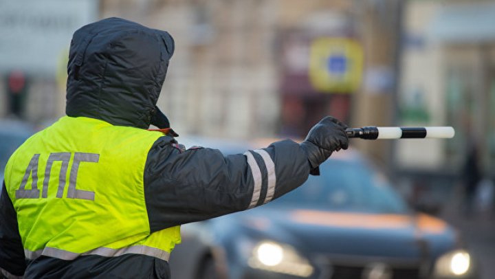 В Москве машина протаранила автобус на остановке