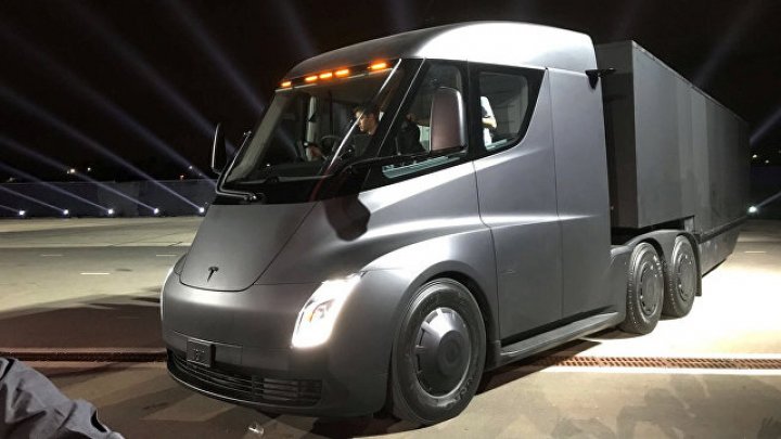 Илон Маск представил электрофуру Tesla Semi