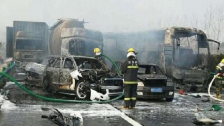 В жутком ДТП в Китае погибли 18 человек: видео 