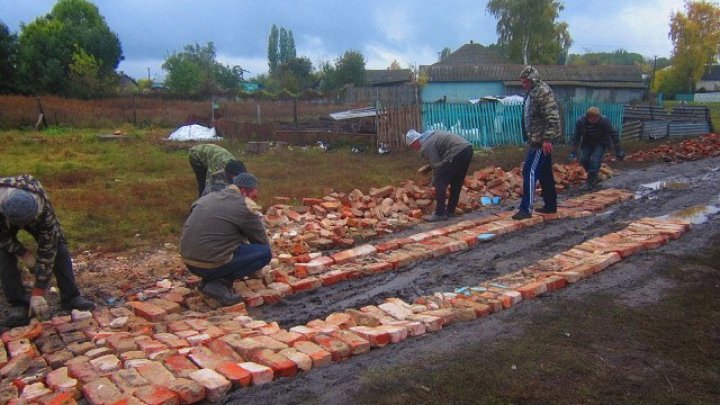 В воронежском селе раскисшую от дождей дорогу "заасфальтировали" кирпичом