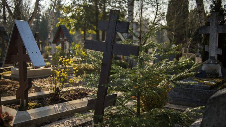 Мертвого мужчину нашли на кладбище на северо-востоке Москвы