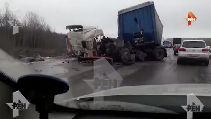 Дорогу в Татарстане завалило кирпичами после столкновения двух фур, есть погибшие (+18)