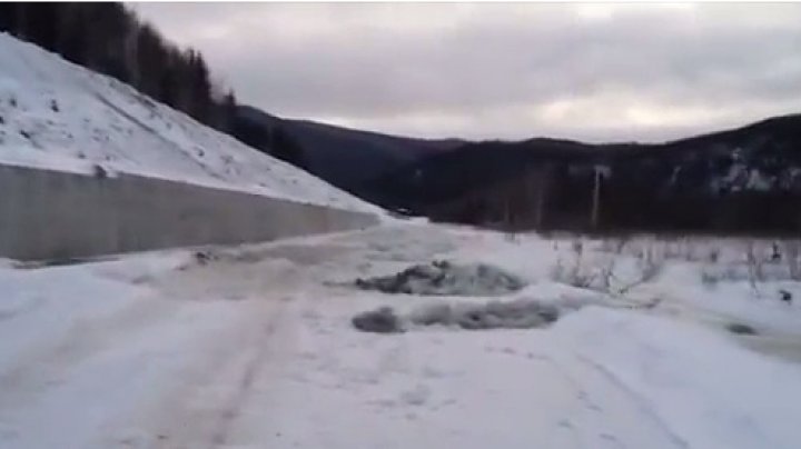 Видео: в Красноярском крае затопило 11 километров дороги