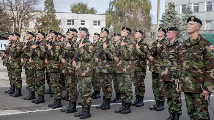 Фоторепортаж: Молдавские военные готовятся к параду в Румынии