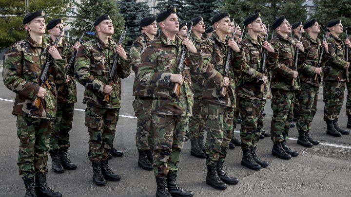 Фоторепортаж: Молдавские военные готовятся к параду в Румынии