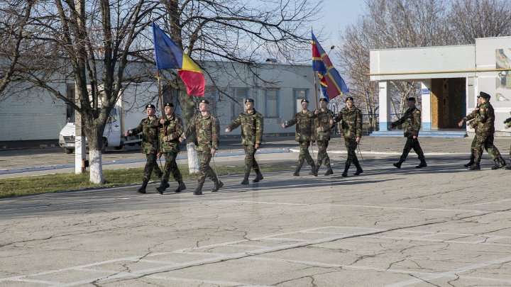 Фоторепортаж: Молдавские военные готовятся к параду в Румынии