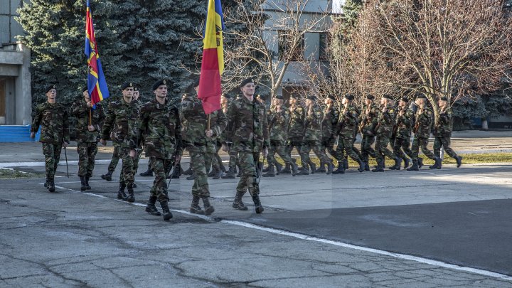 Фоторепортаж: Молдавские военные готовятся к параду в Румынии