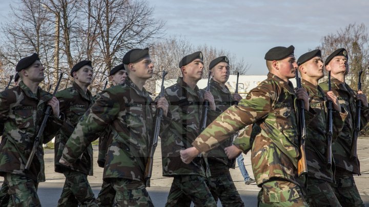 Фоторепортаж: Молдавские военные готовятся к параду в Румынии