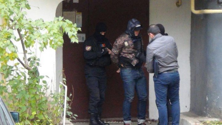 Полиция и прокуратура проводят около 170 обысков по всей стране по делу о торговле наркотиками: видео