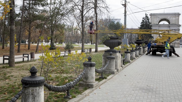 Фоторепортаж: столицу начали украшать праздничными гирляндами