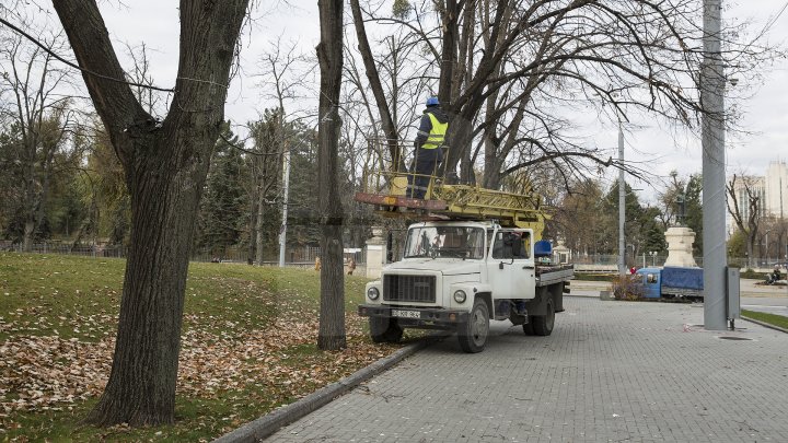 Фоторепортаж: столицу начали украшать праздничными гирляндами