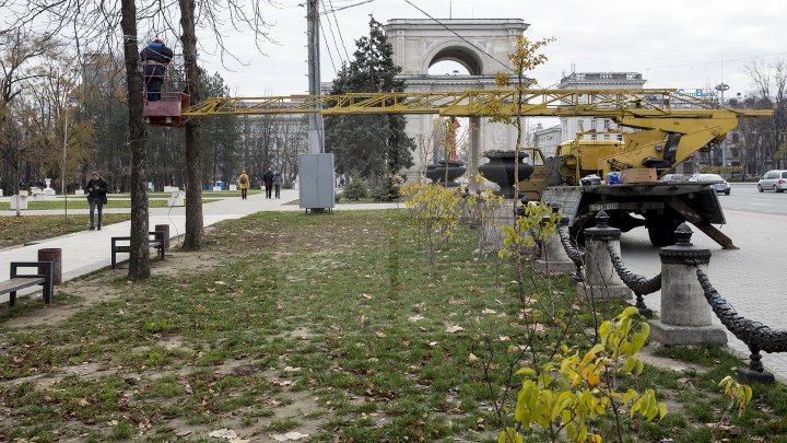 Фоторепортаж: столицу начали украшать праздничными гирляндами