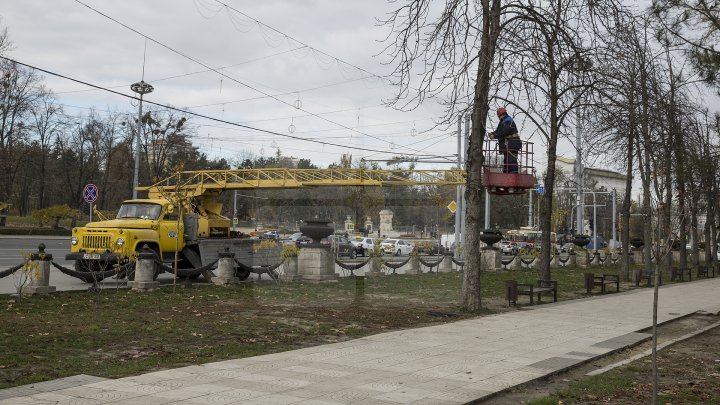 Фоторепортаж: столицу начали украшать праздничными гирляндами