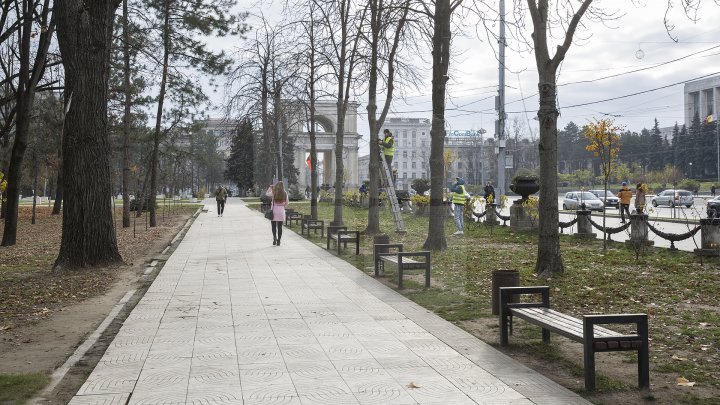 Фоторепортаж: столицу начали украшать праздничными гирляндами