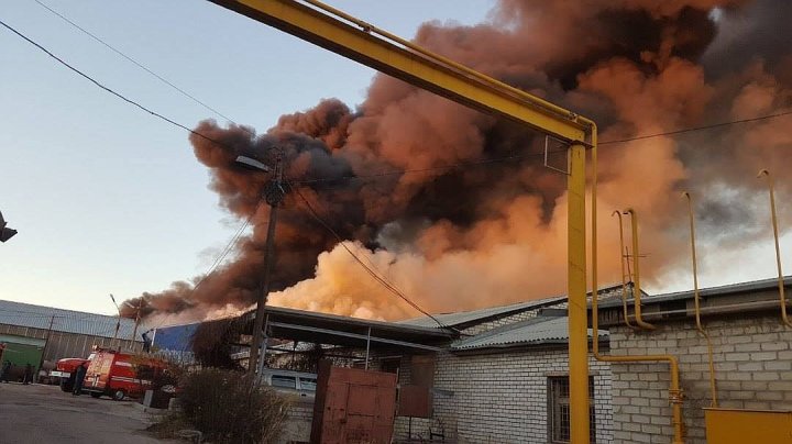 Появилось видео крупного пожара, охватившего склад лакокрасочных материалов в Волгограде