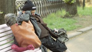 Бездомный несколько часов стоял под дождём, охраняя забытые деньги в авто